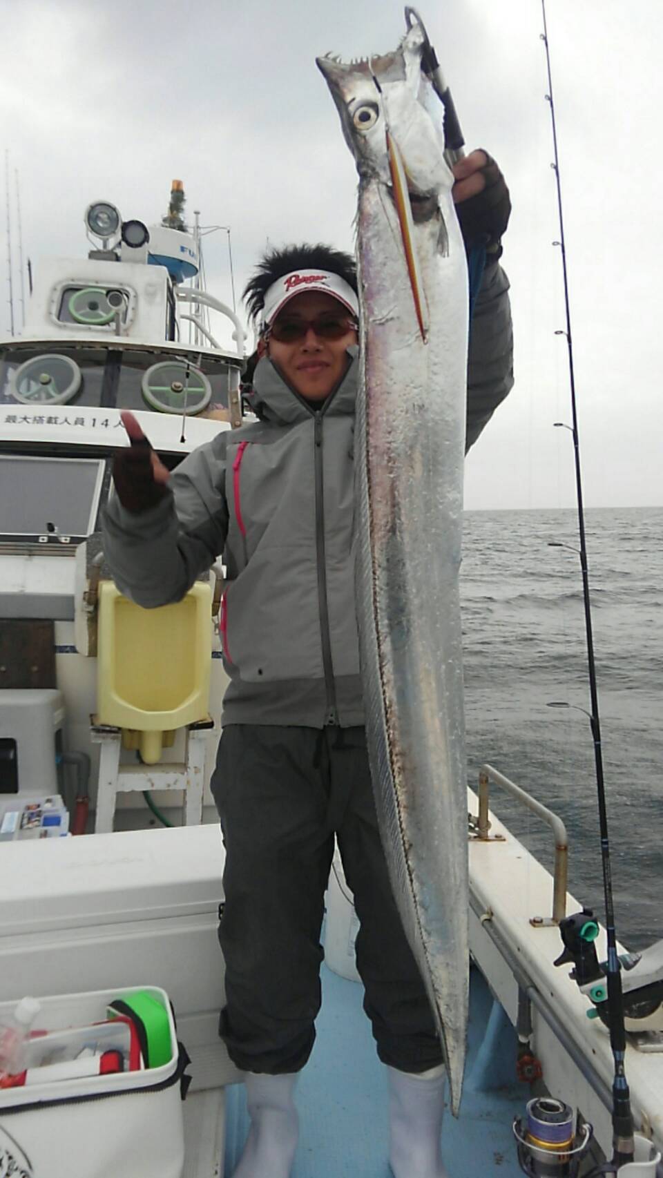 姫島沖の水深60mでジギングにより釣れた2m級推定ドラゴンタチウオ