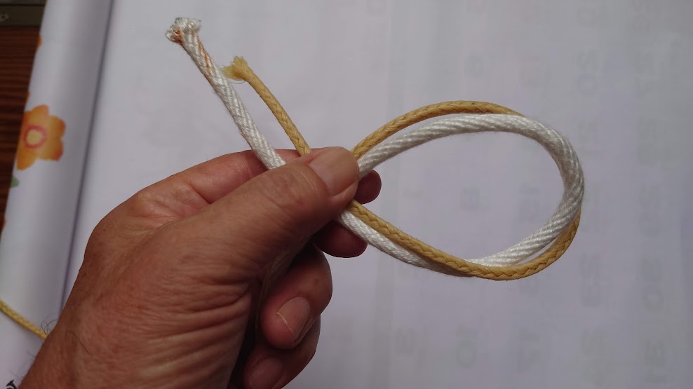 エイトノットでPEラインの輪にリーダーを重ねる手順