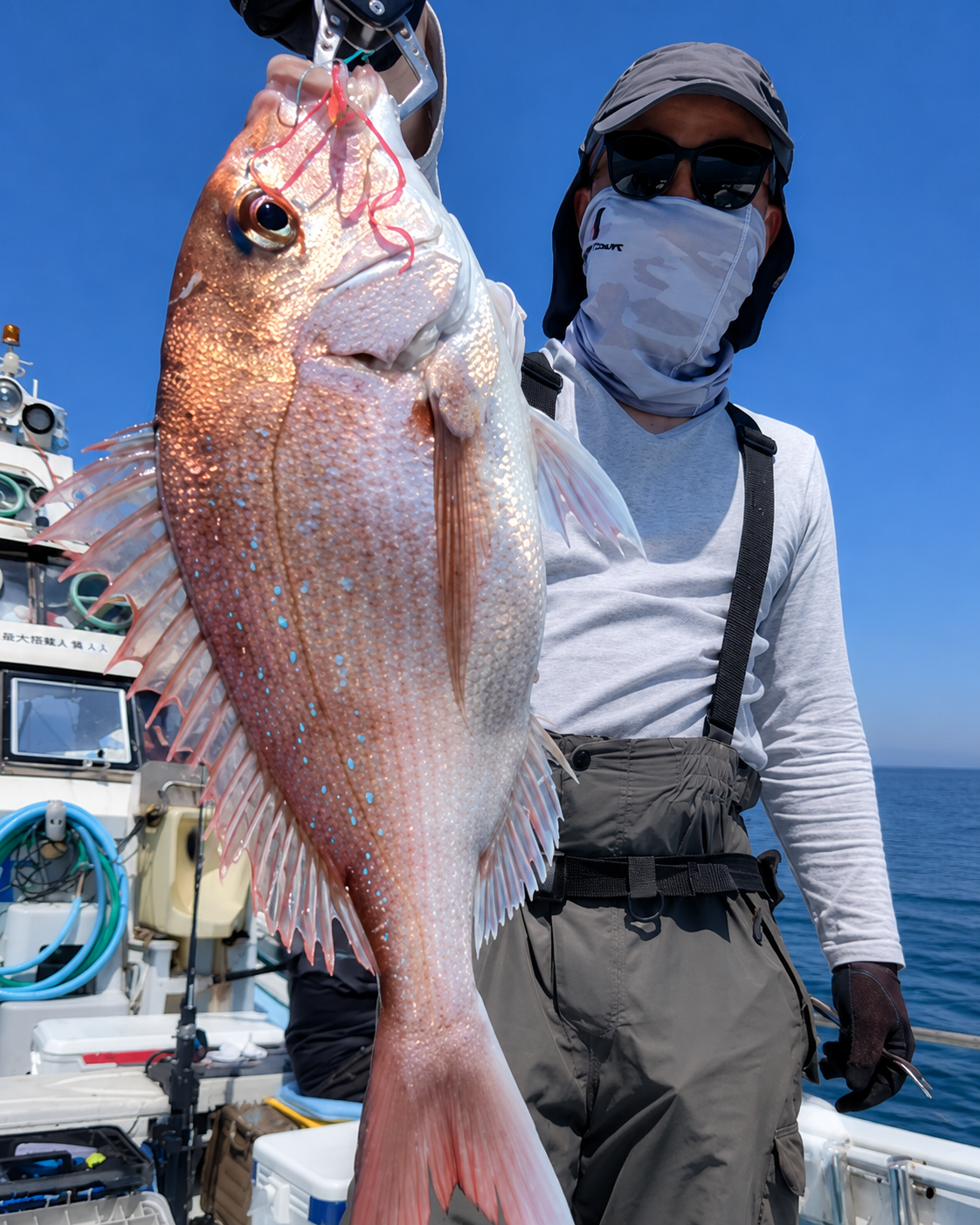 姫島沖で釣れた乗っ込みの大型真鯛を持つ釣り人