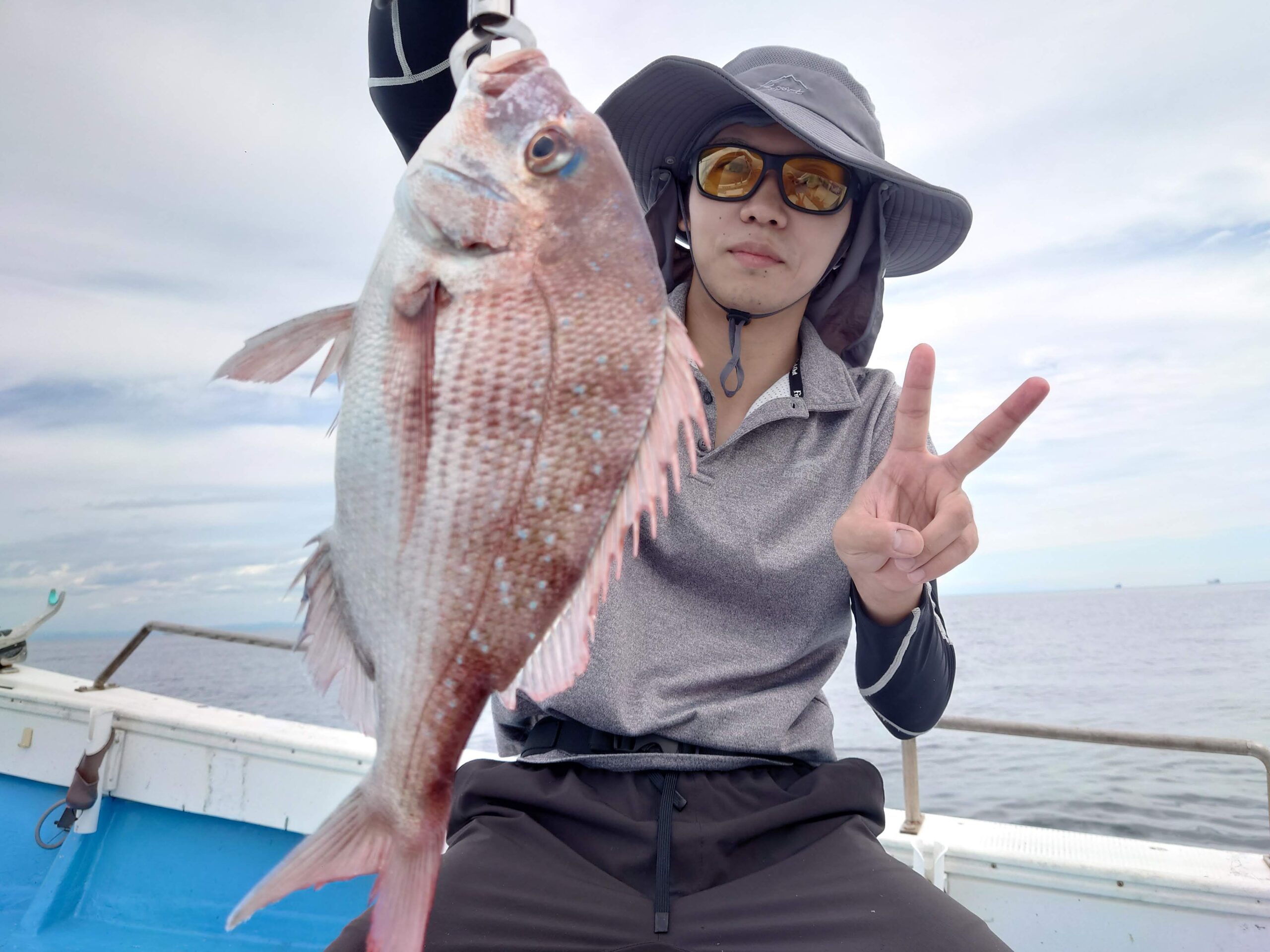 タイラバで真鯛を釣り上げた釣り人